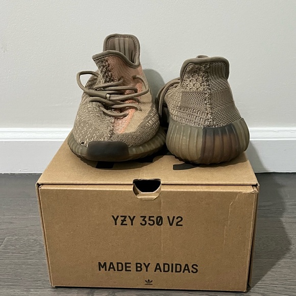 Yeezy Boost V2 Sand Taupe - Picture 4 of 5